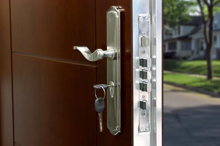 Porte en bois renforcée par une serrure multipoint