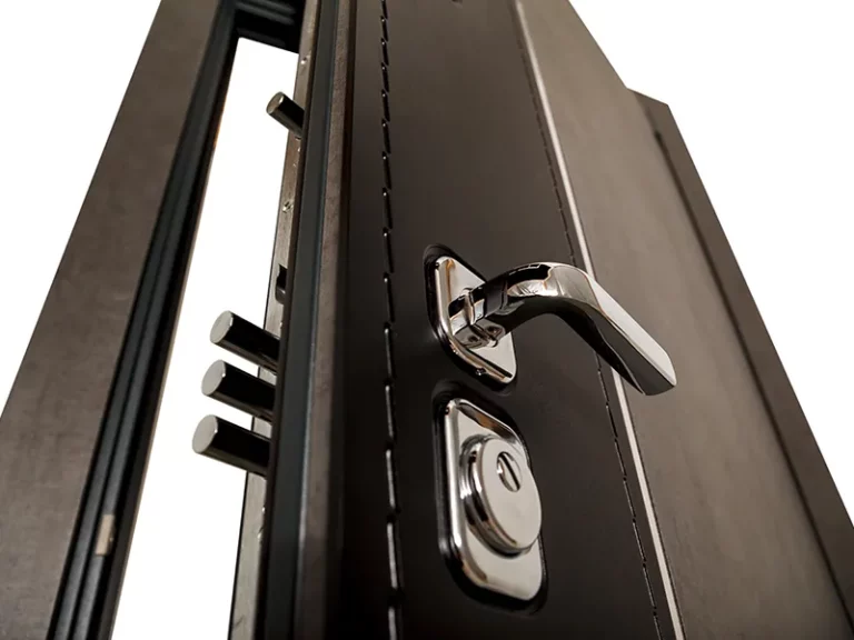 Porte blindée avec serrure multipoint