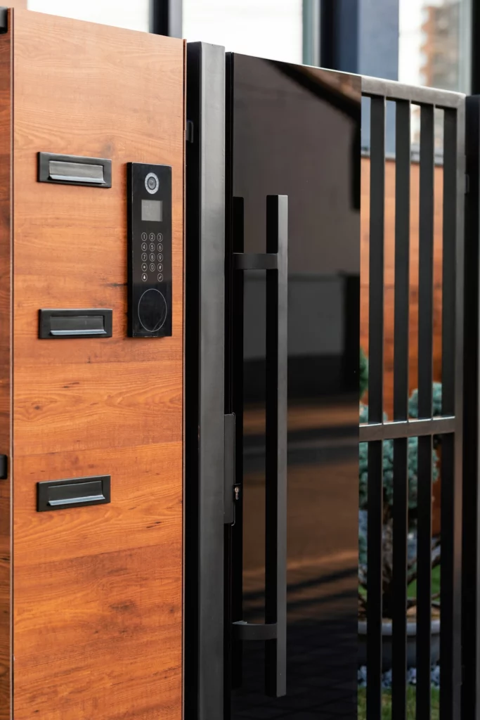 Lecteur de badge sur la porte d’entrée d’un immeuble