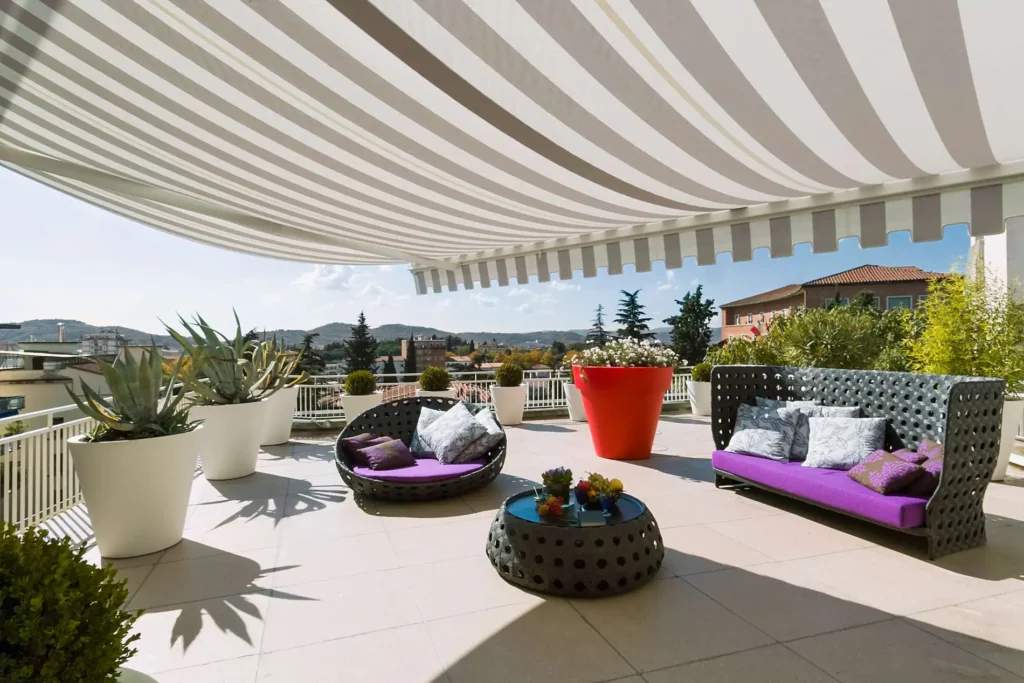 Terrasse avec store banne déployé