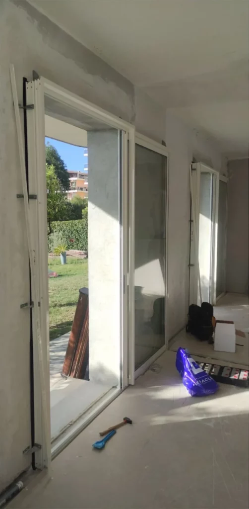 Baie à galandage posée, vantaux escamotés dans le mur