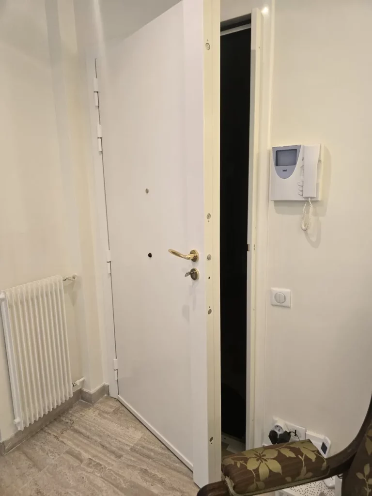 Porte d’entrée blindée avec finition bois par Pierre Services