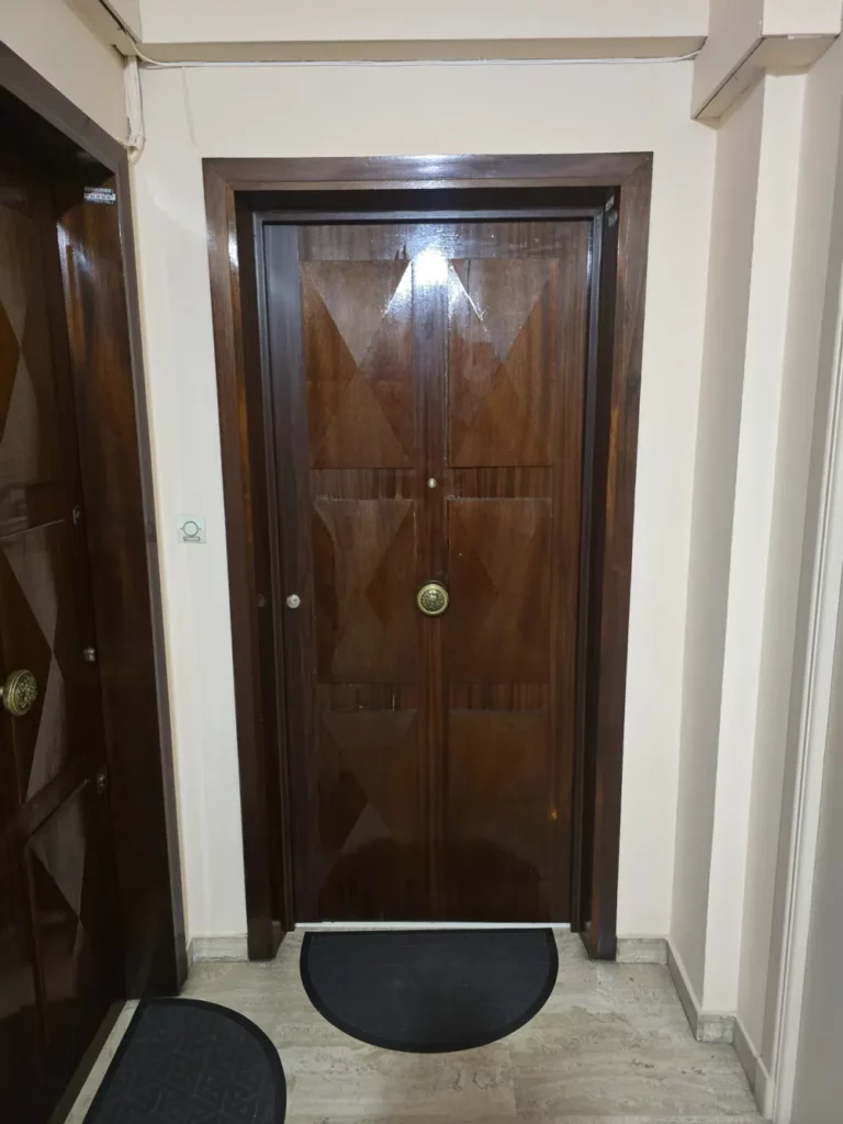 Porte d’entrée blindée avec finition bois par Pierre Services