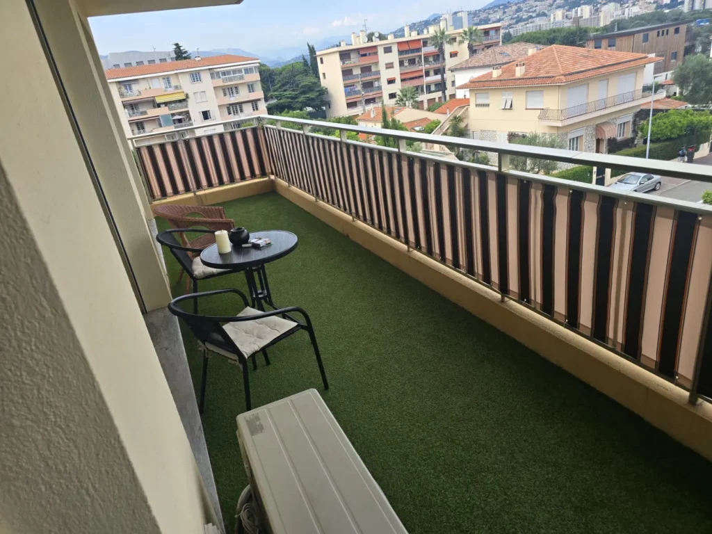 Toile brise-vue posée sur une terrasse par Pierre Services