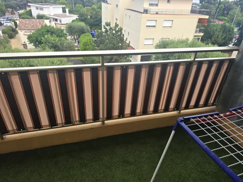 Toile brise-vue posée sur une terrasse par Pierre Services