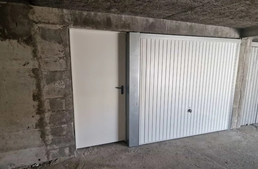 Porte de garage basculante et porte de service posées par Pierre Services