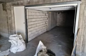 Pose d’une porte de garage basculante en cours