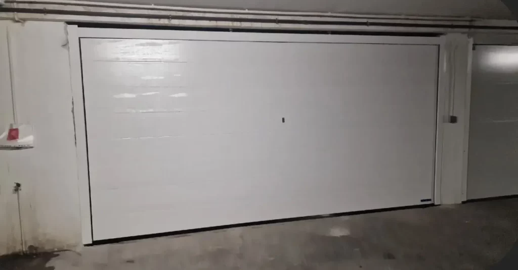 Porte de garage sectionnelle blanche posée par Pierre Services