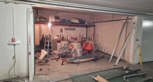 Dépose de l’ancienne porte de garage avant la pose d’une porte sectionnelle
