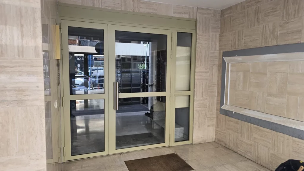 Porte de hall d’immeuble Picard Rhéa posée par Pierre Services