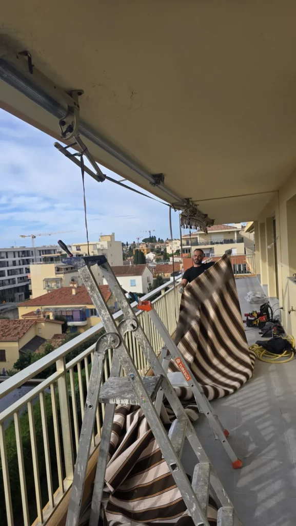 Store banne avec toile neuve posée par Pierre Services