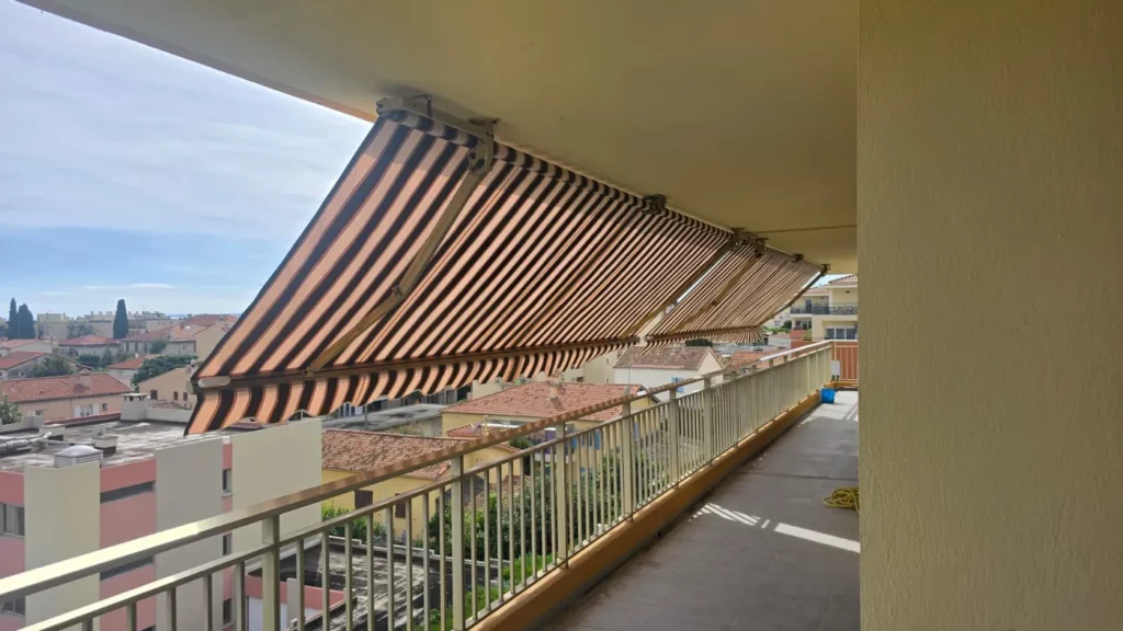 Store banne avec toile neuve posée par Pierre Services