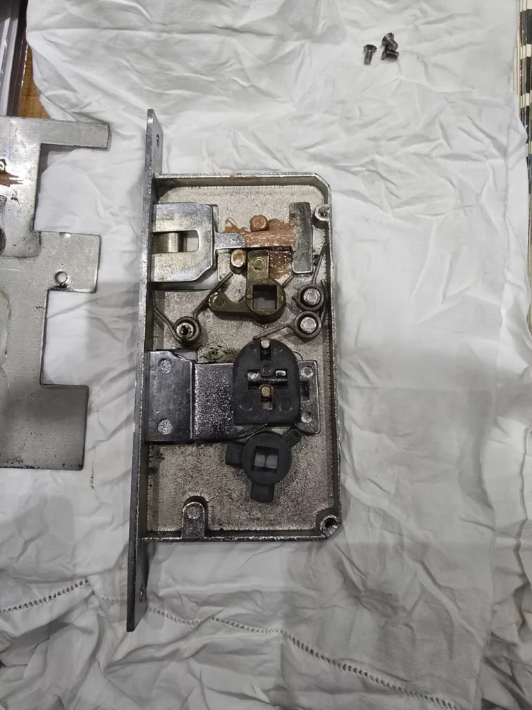 Serrure de cabine de bateau réparée à l’atelier Pierre Services